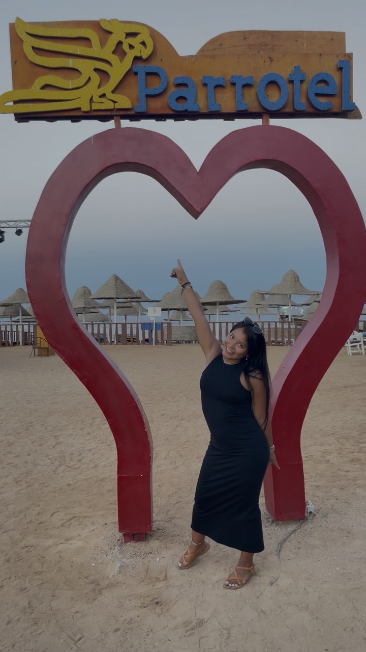 Frame de un video: Oriana en la entrada del hotel Parrotel, Sharm el Sheikh